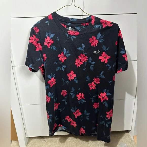 Bundle of two floral hollister shirts - Picture 2 of 5
